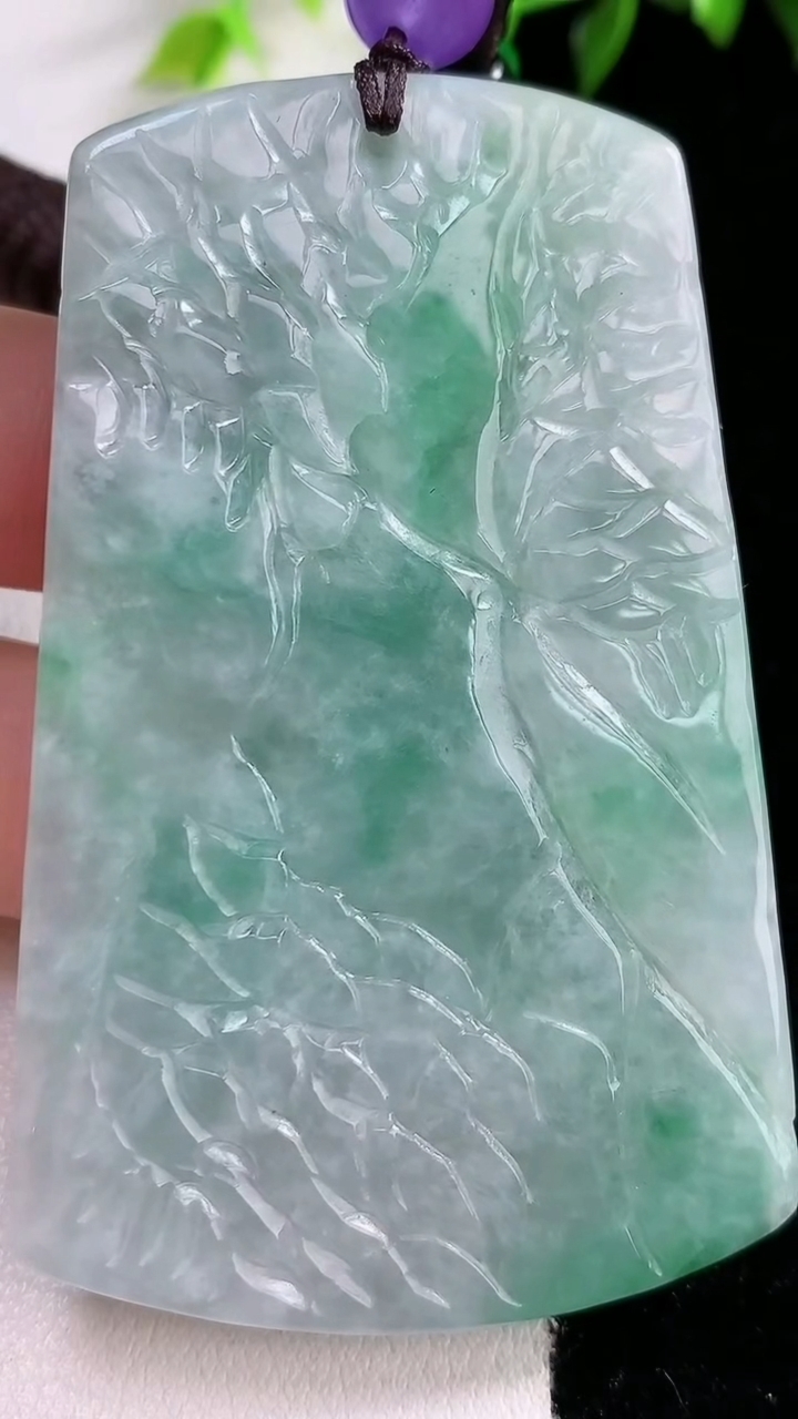 天然A货翡翠山水牌吊坠，尺寸66.2-44.5-9.7重:65.14g
3月14日