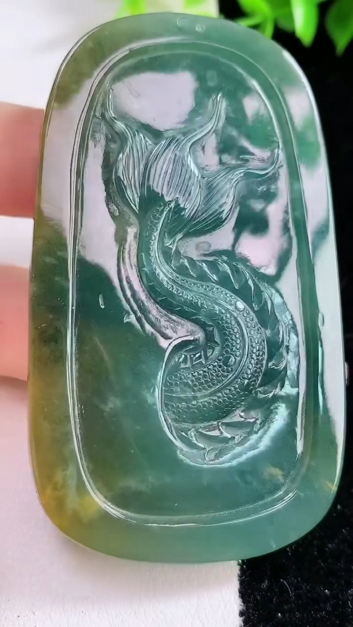 天然A货翡翠双彩龙牌吊坠，尺寸73.8-42.5-8.8，重:55.41g
3月14日
