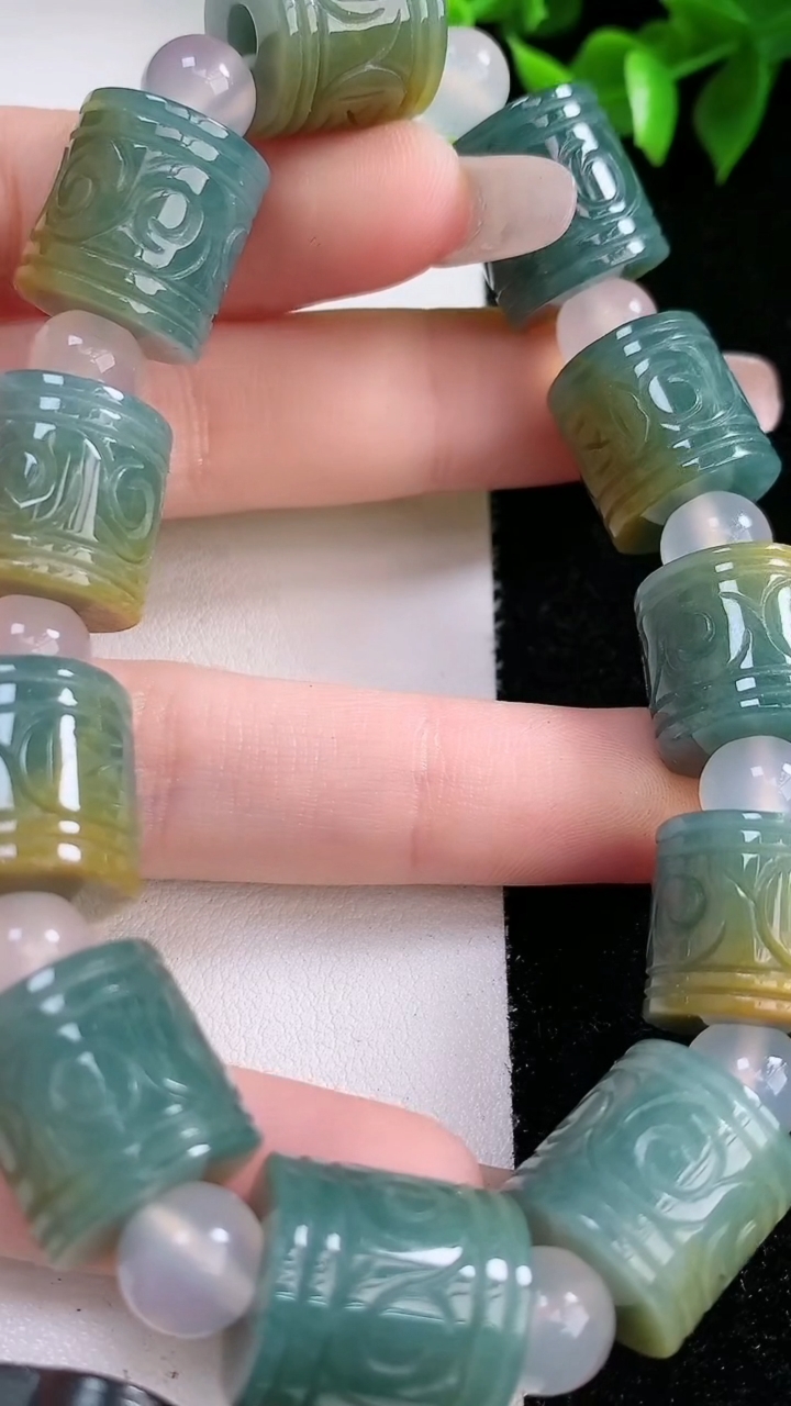 天然A货翡翠双彩路路通手串，尺寸14.2-13.5-11颗，重:71.60g3月14日
工厂直销收藏