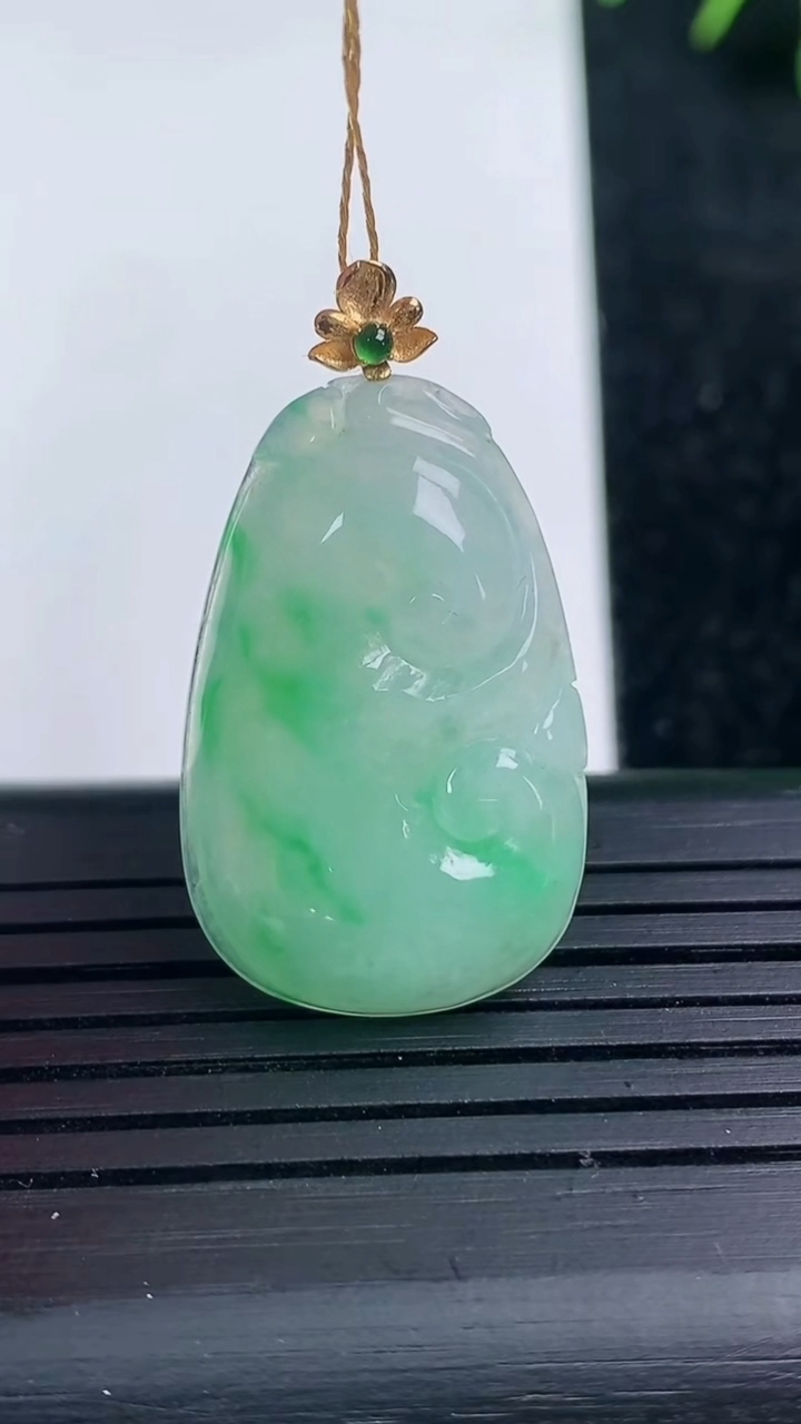 天然A货翡翠如意吊坠尺寸27.6-17.5-4.3重量:4.77g
3月14日