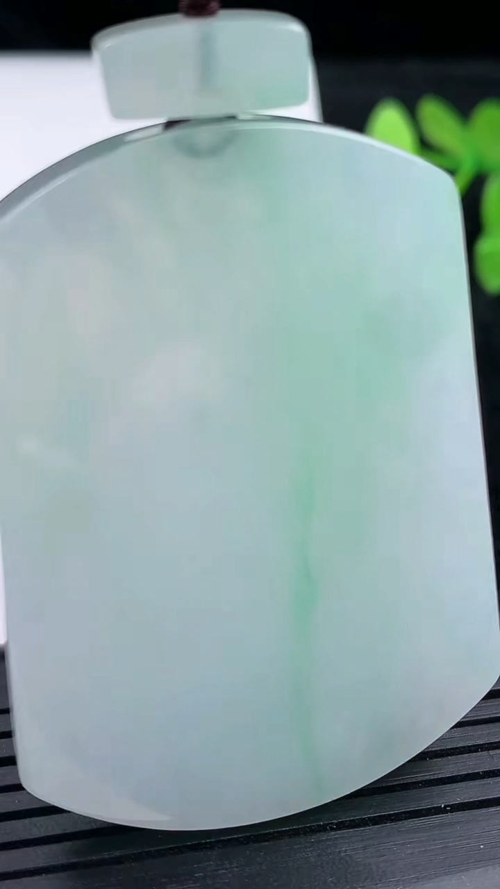 天然A货翡翠无事牌吊坠尺寸52.4-37.7-5.7重量:36.30g
3月14日