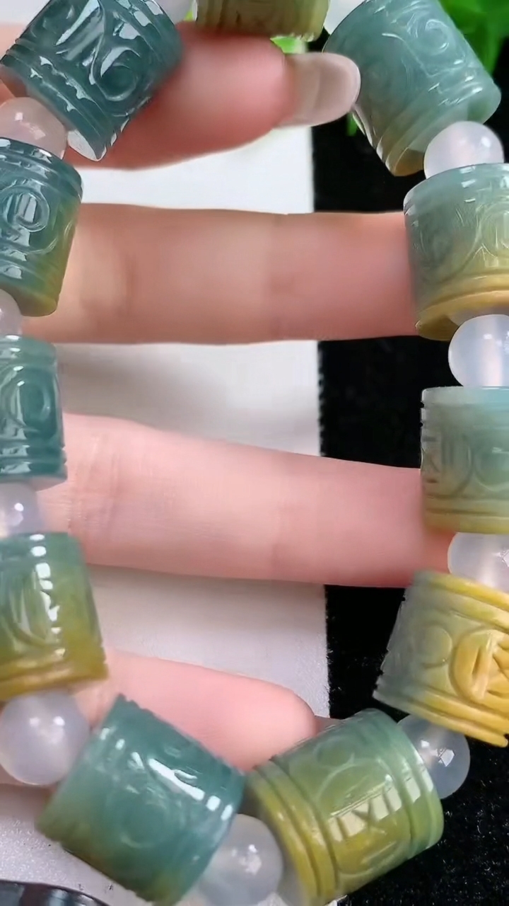 天然A货翡翠双彩路路通手串，尺寸14.2-13.5-11颗，重:71.60g3月14日
工厂直销收藏佳品,种好水足，色泽均匀，有种有色，上手高大气！