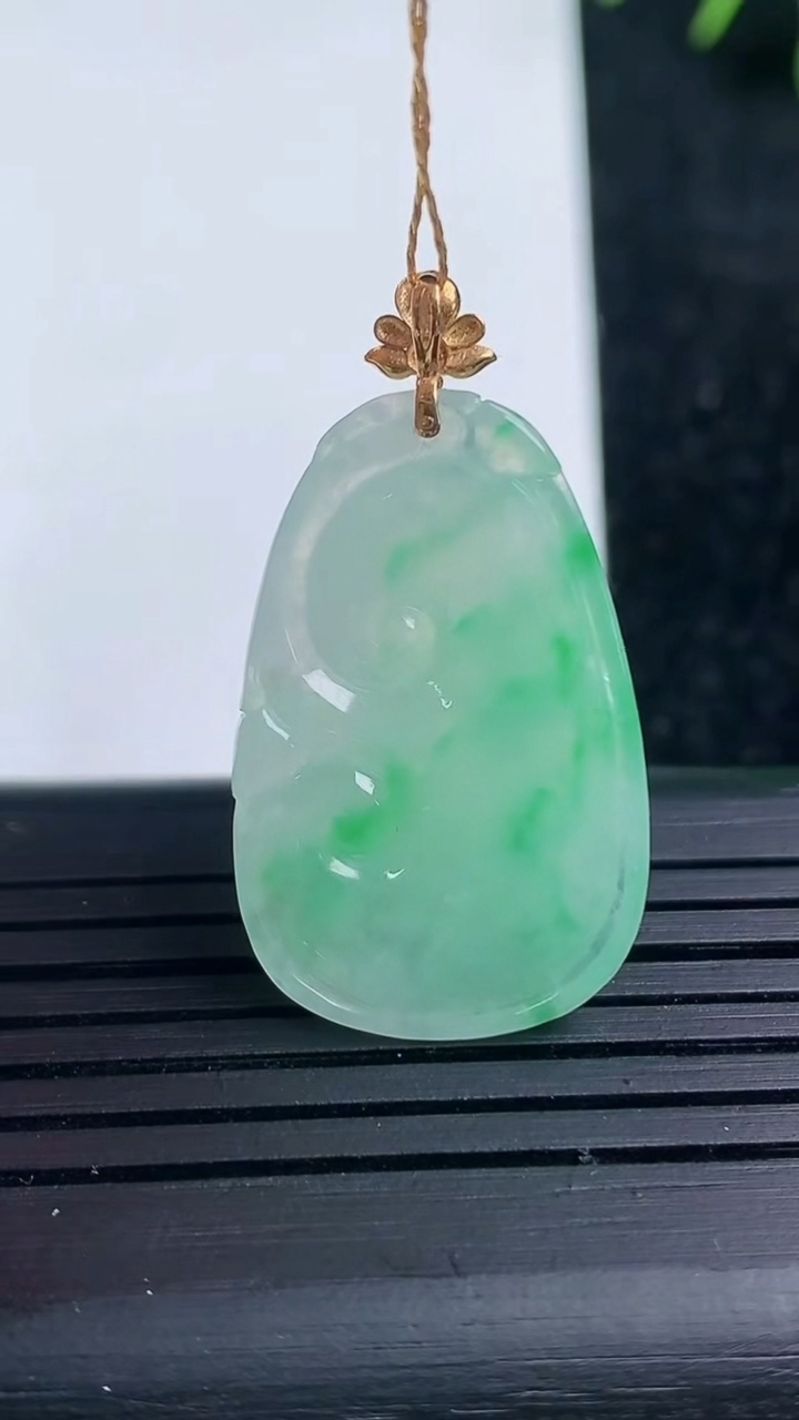 天然A货翡翠如意吊坠尺寸27.6-17.5-4.3重量:4.77g
3月14日