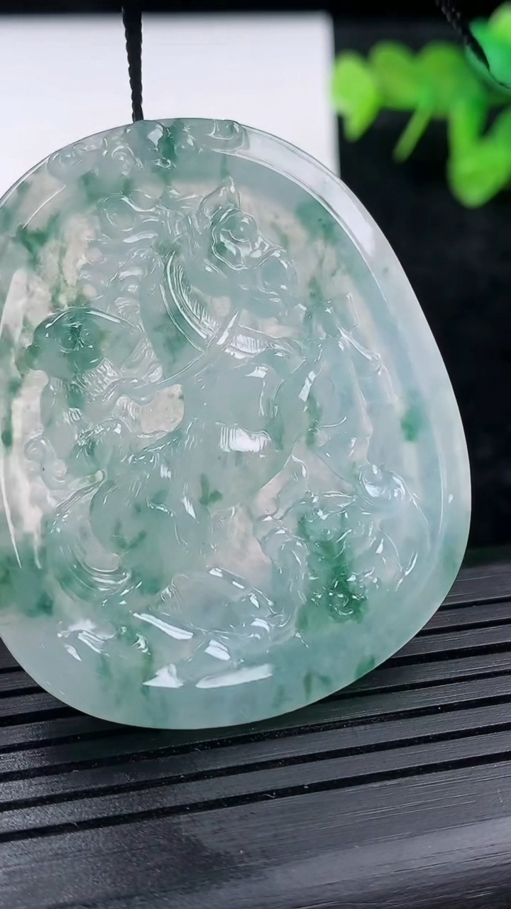 天然A货翡翠冰种飘花生肖马吊坠尺寸49.2-41.7-4.1重量:21.64g
3月14日