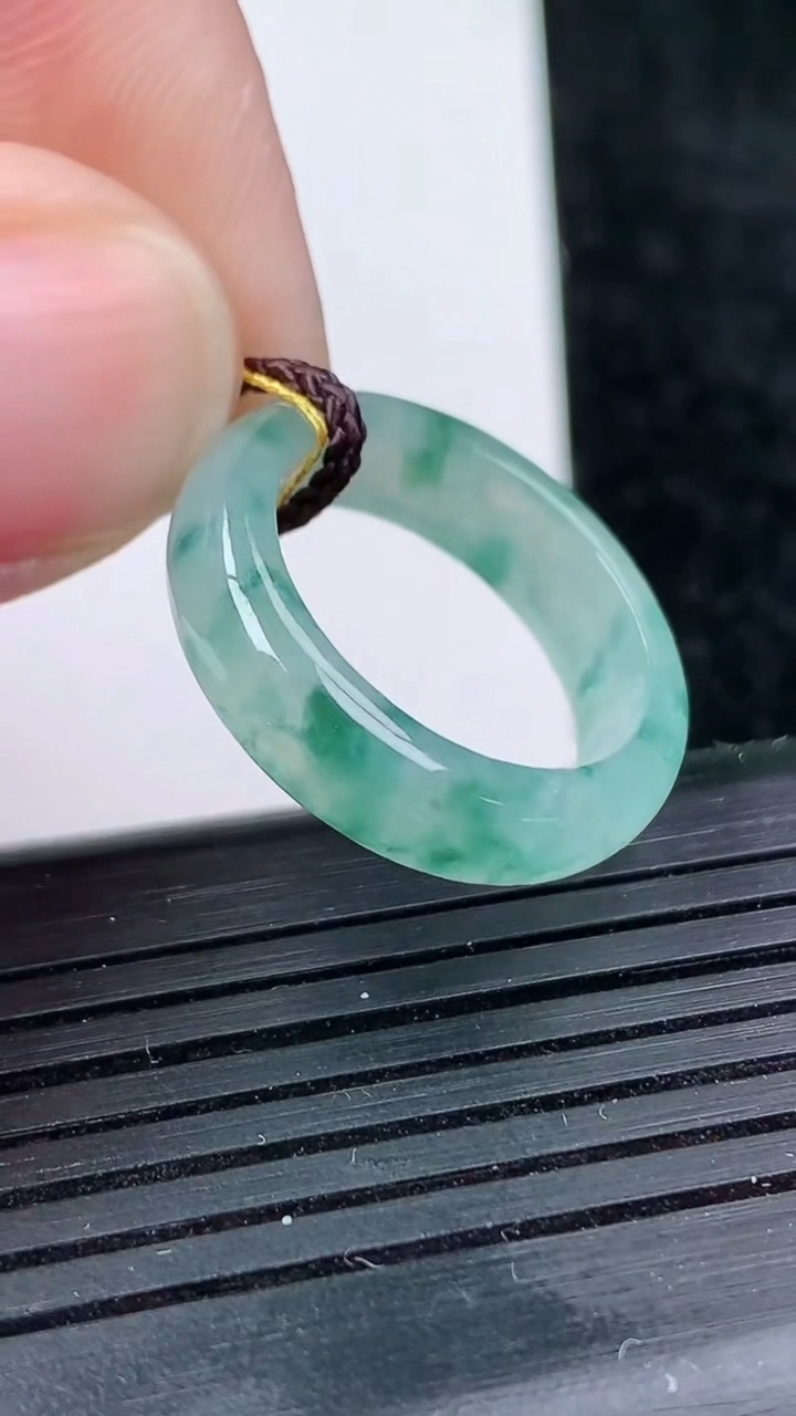 天然A货翡翠冰种飘花指环戒指尺寸17.2-5.4-2.7重量:3.05g2026年3月14日
工厂直销收藏佳品,种好水足，色泽均匀，有种有色，上手高大气！