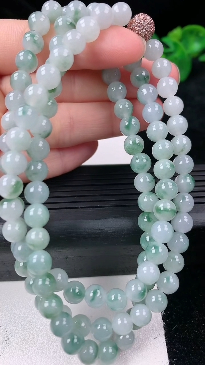 天然A货翡翠飘花圆珠项链尺寸6.1-108颗重量:52.05g3月14日
工厂直销收藏佳品,种好水足