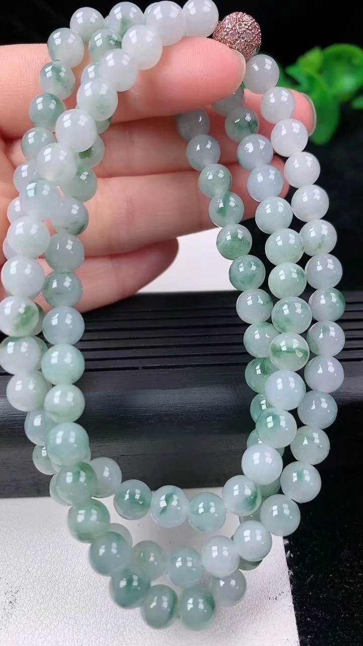 天然A货翡翠飘花圆珠项链尺寸6.1-108颗重量:52.05g3月14日
工厂直销收藏佳品,种好水足