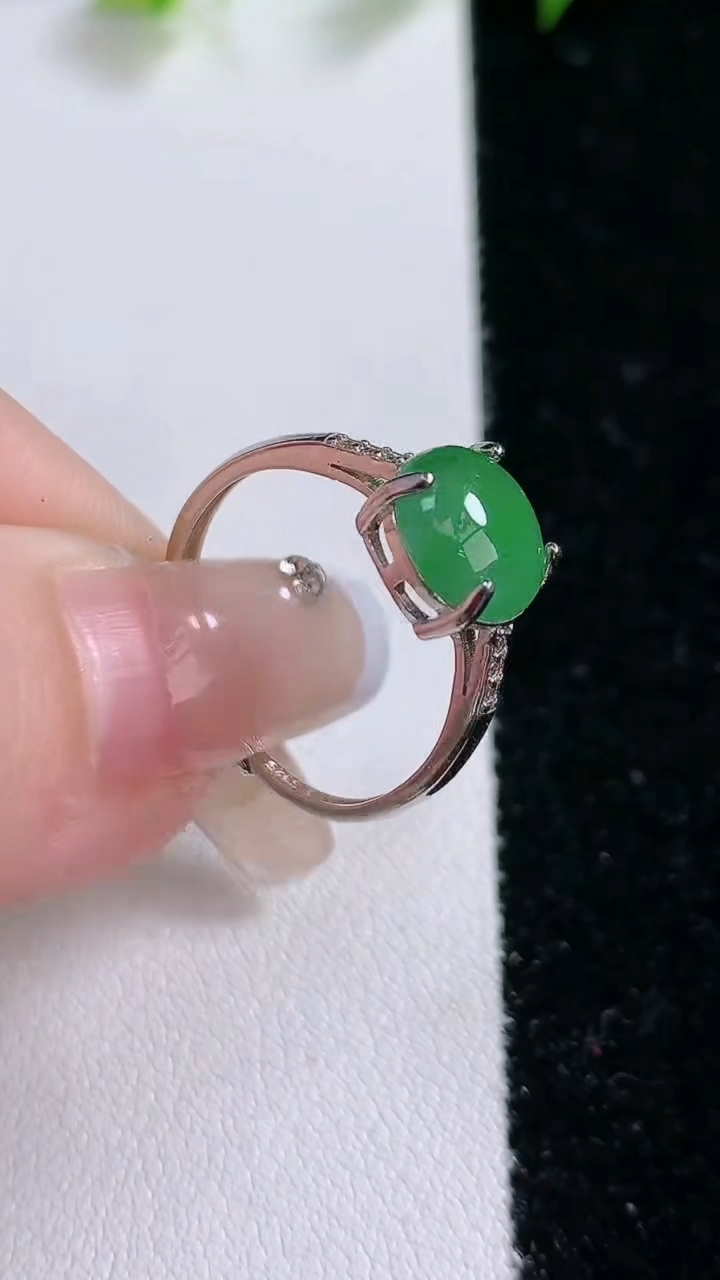 天然A货翡翠蛋面戒指，尺寸8.8-8.3，重:1.86g2026年3月14日
工厂直销收藏佳品,种好水足，色泽均匀，有种有色，上手高大气！