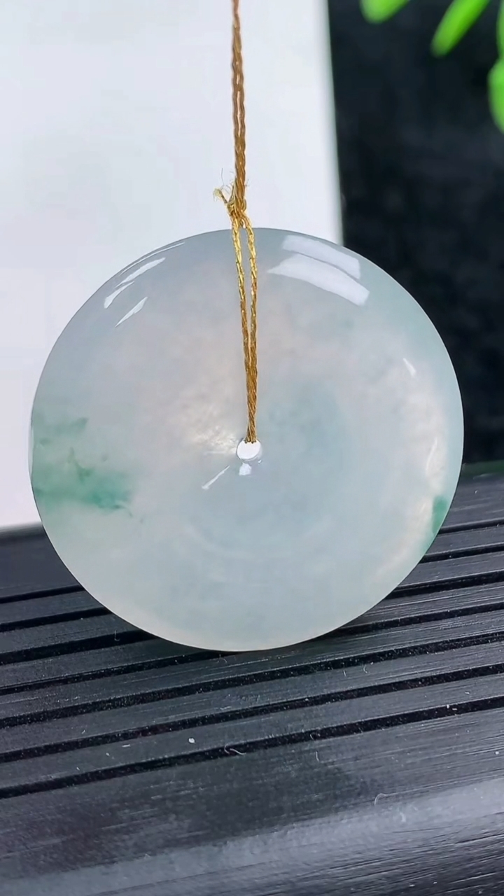 天然A货翡翠冰种飘花平安扣吊坠尺寸28.8-5.5重量:9.90g
3月14日