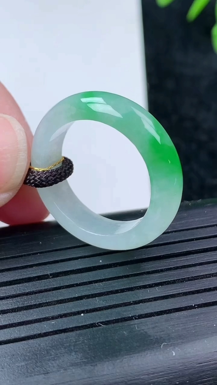 天然A货翡翠指环戒指尺寸18.8-5.8-3.5重量:4.36g2026年3月14日
工厂直销收藏佳