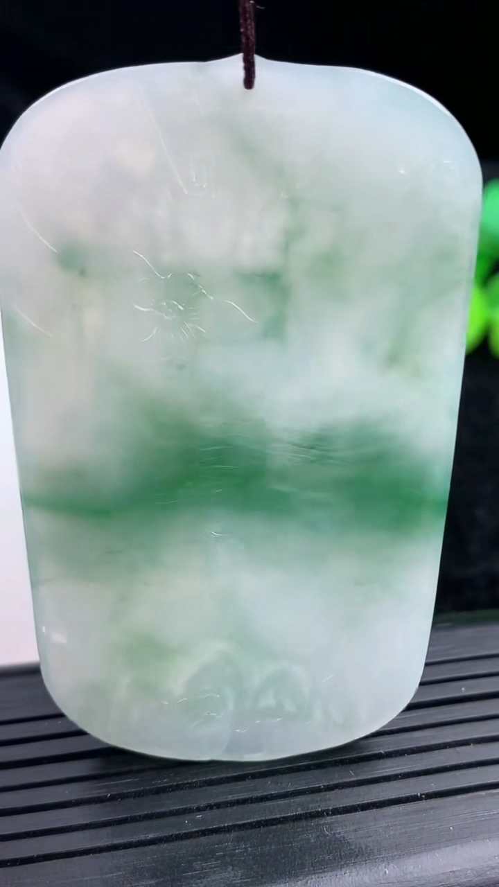 天然A货翡翠文殊菩萨吊坠尺寸64.4-40.3-4.8重量:33.30g
3月14日