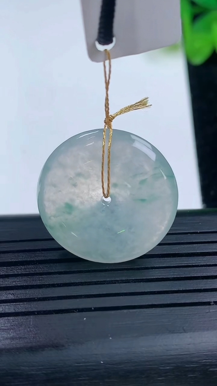 天然A货翡翠冰种飘花平安扣吊坠尺寸24.6-4.8重量:6.41g
3月14日