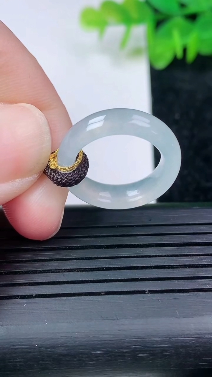 天然A货翡翠指环戒指尺寸16-5.5-3.3重量:3.26g2026年3月14日
工厂直销收藏佳品,种好水足，色泽均匀，有种有色，上手高大气！