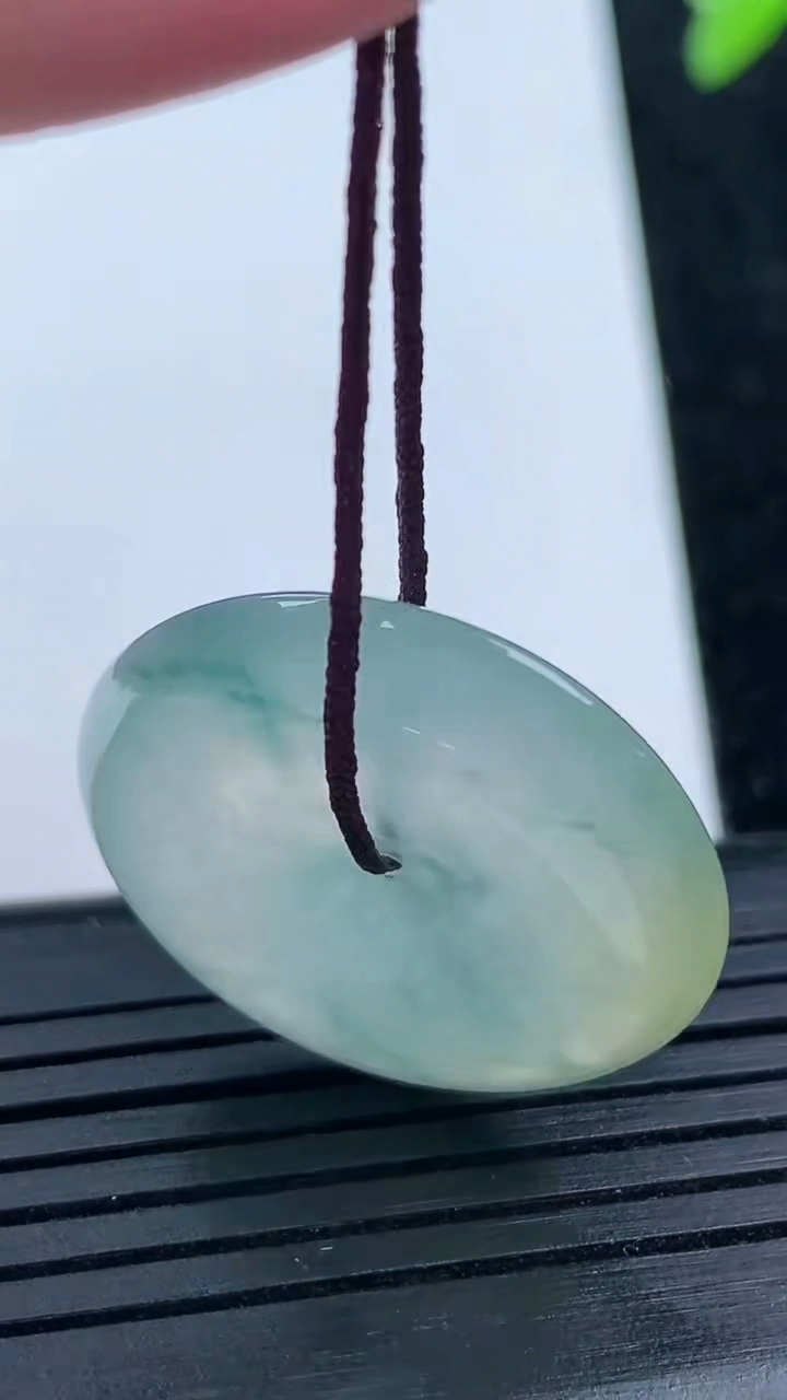 天然A货翡翠种飘花平安扣吊坠尺寸26.4-5.4重量:8.16g
3月14日