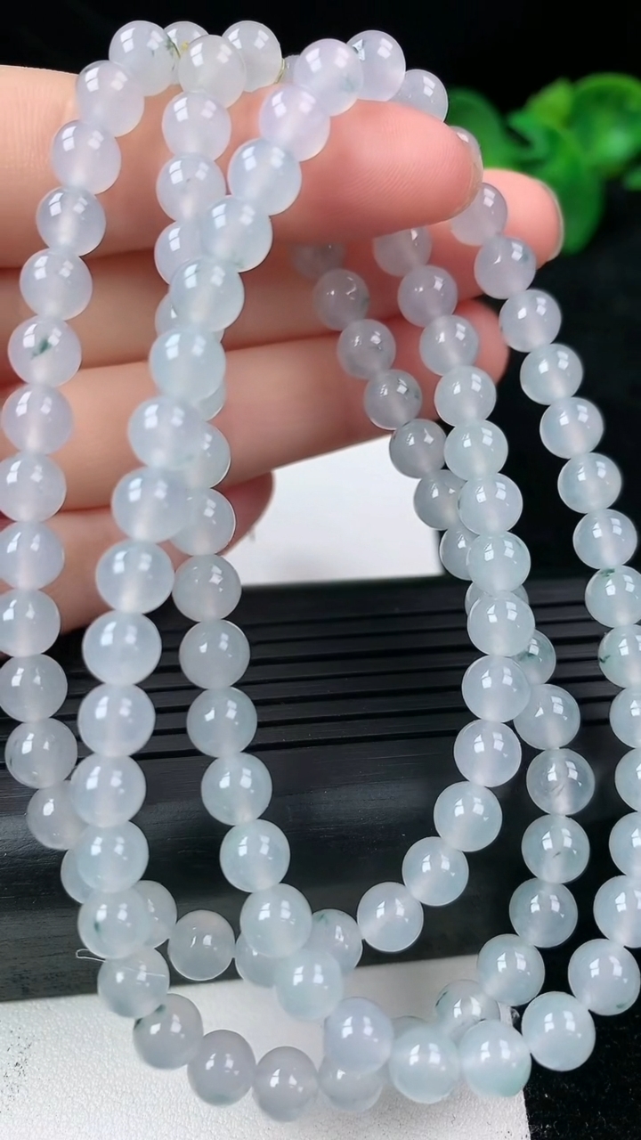 天然A货翡翠种飘花圆珠项链尺寸5.9-108颗重量:41.24g
3月14日