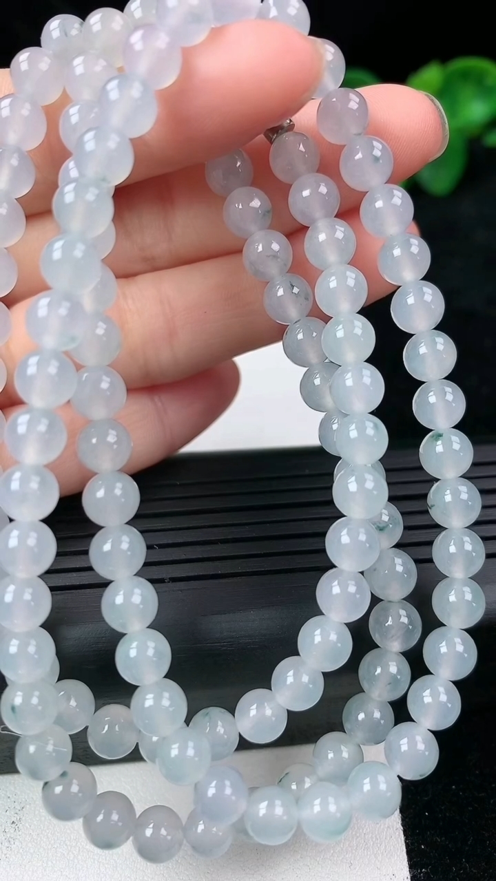 天然A货翡翠种飘花圆珠项链尺寸5.9-108颗重量:41.24g
3月14日