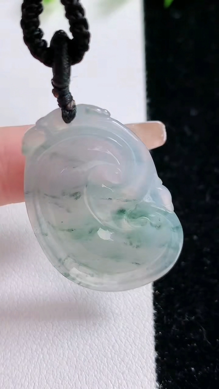 天然A货翡翠飘花如意吊坠，尺寸37.5-24-5.5，重:12.04g
3月14日