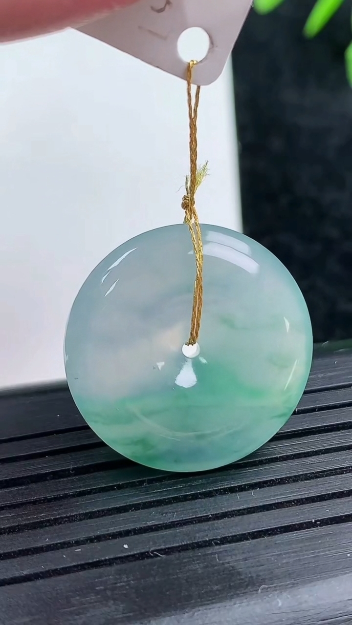 天然A货翡翠冰种飘花平安扣吊坠尺寸23.3-5.6重量:6.56g
3月14日