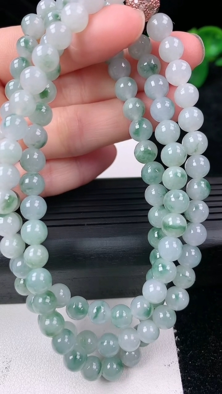 天然A货翡翠飘花圆珠项链尺寸6.1-108颗重量:52.05g3月14日
工厂直销收藏佳品,种好水足，色泽均匀，有种有色，上手高大气！