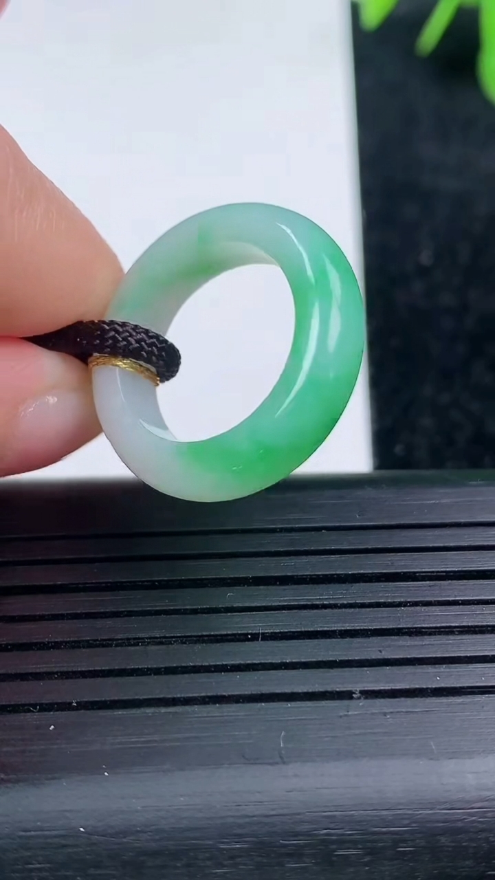 天然A货翡翠指环戒指尺寸15.7-5.5-3.7重量:3.81g2026年3月14日
工厂直销收藏佳品,种好水足，色泽均匀，有种有色，上手高大气！