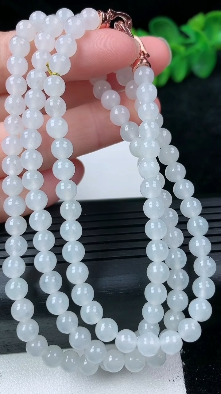 天然A货翡翠圆珠项链尺寸5.2-117颗重量:32.11g3月14日
工厂直销收藏佳品,种好水足，色泽均匀，有种有色，上手高大气！