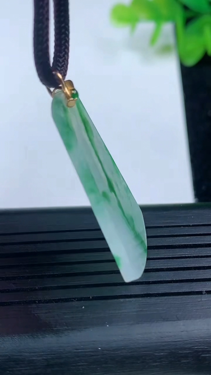 天然A货翡翠无事牌吊坠尺寸34.2-21.7-1.9重量:4.14g
3月14日