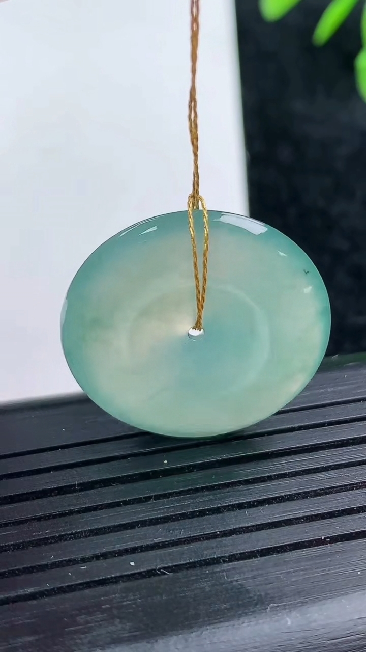 天然A货翡翠冰种飘花平安扣吊坠尺寸24.5-4.3重量:5.87g
3月14日