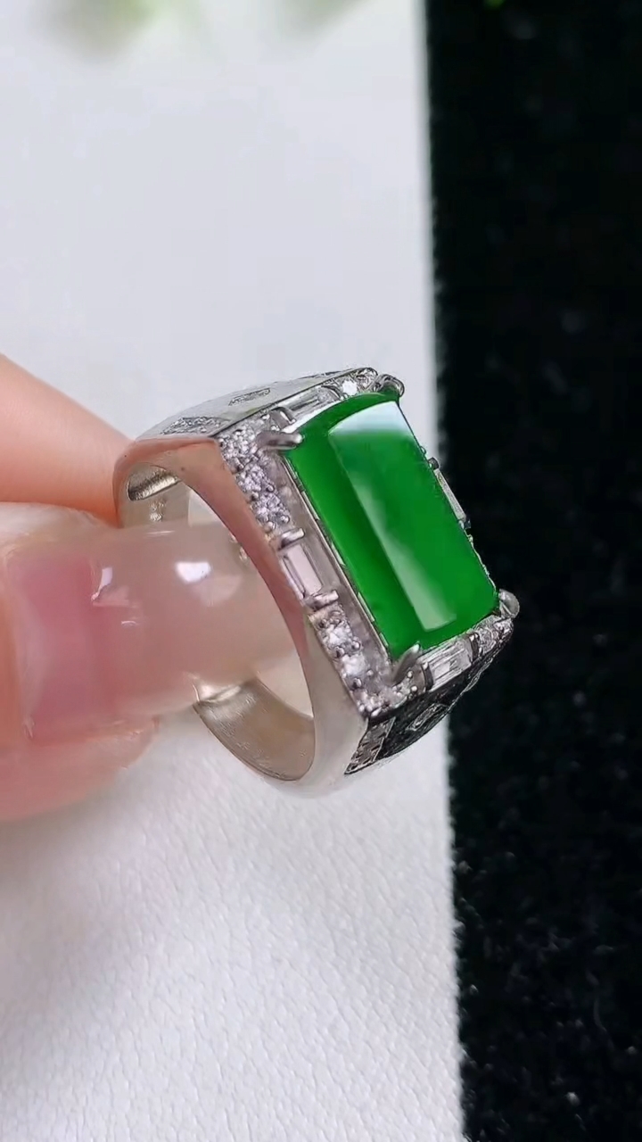 天然A货翡翠马鞍戒指，尺寸12.5-6.7-2.3，重:7.24g2026年3月14日
工厂直销收藏佳品,种好水足，色泽均匀，有种有色，上手高大气！