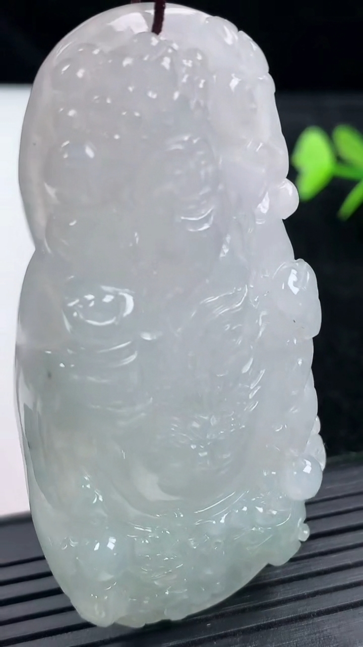 天然A货翡翠财神爷吊坠尺寸65.3-33.5-8.7重量:37.25g
3月14日