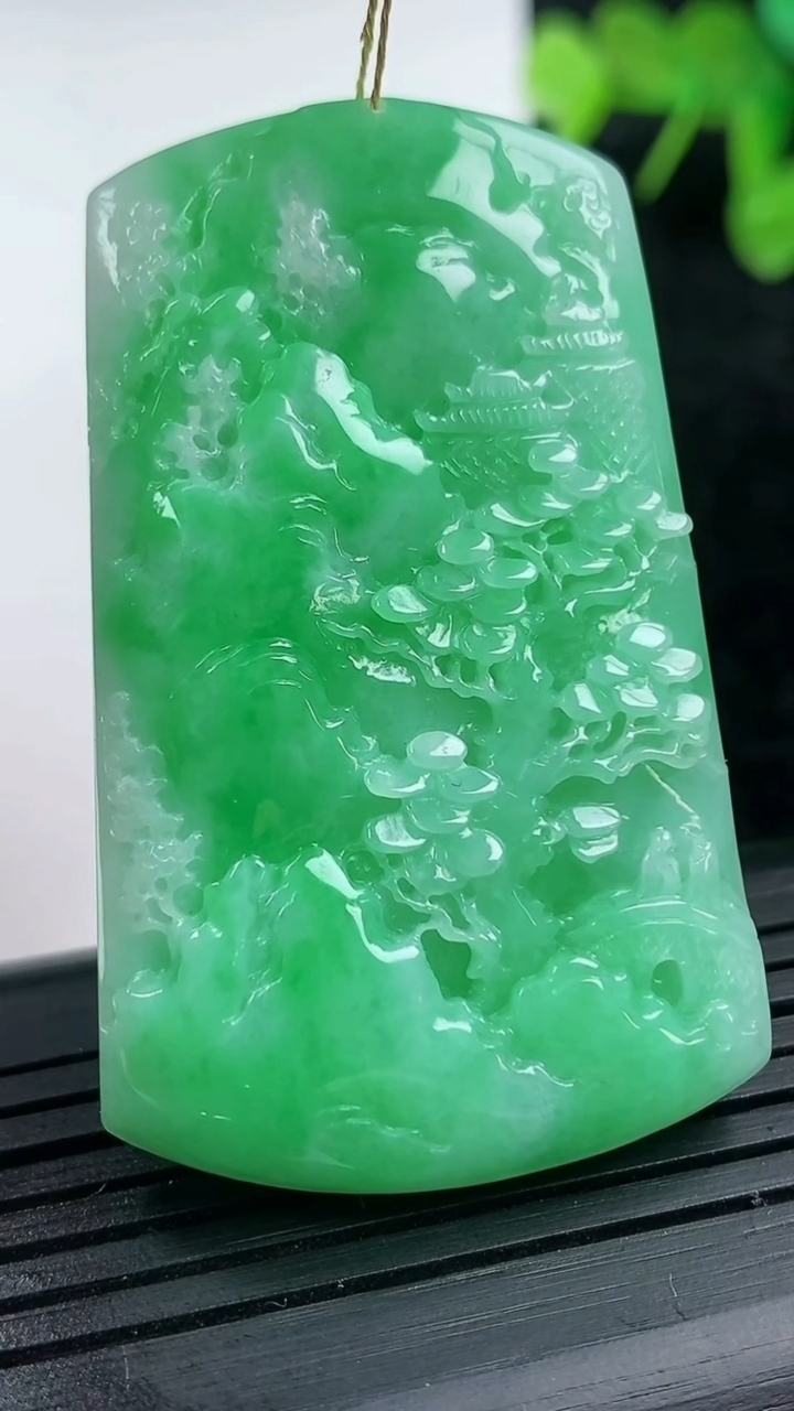 天然A货翡翠山水牌吊坠尺寸51.3-31.8-6.8重量:24.06g
3月14日