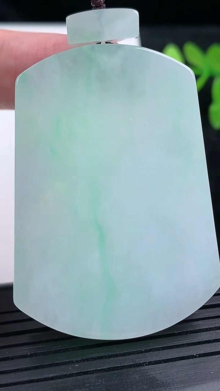 天然A货翡翠无事牌吊坠尺寸52.4-37.7-5.7重量:36.30g
3月14日