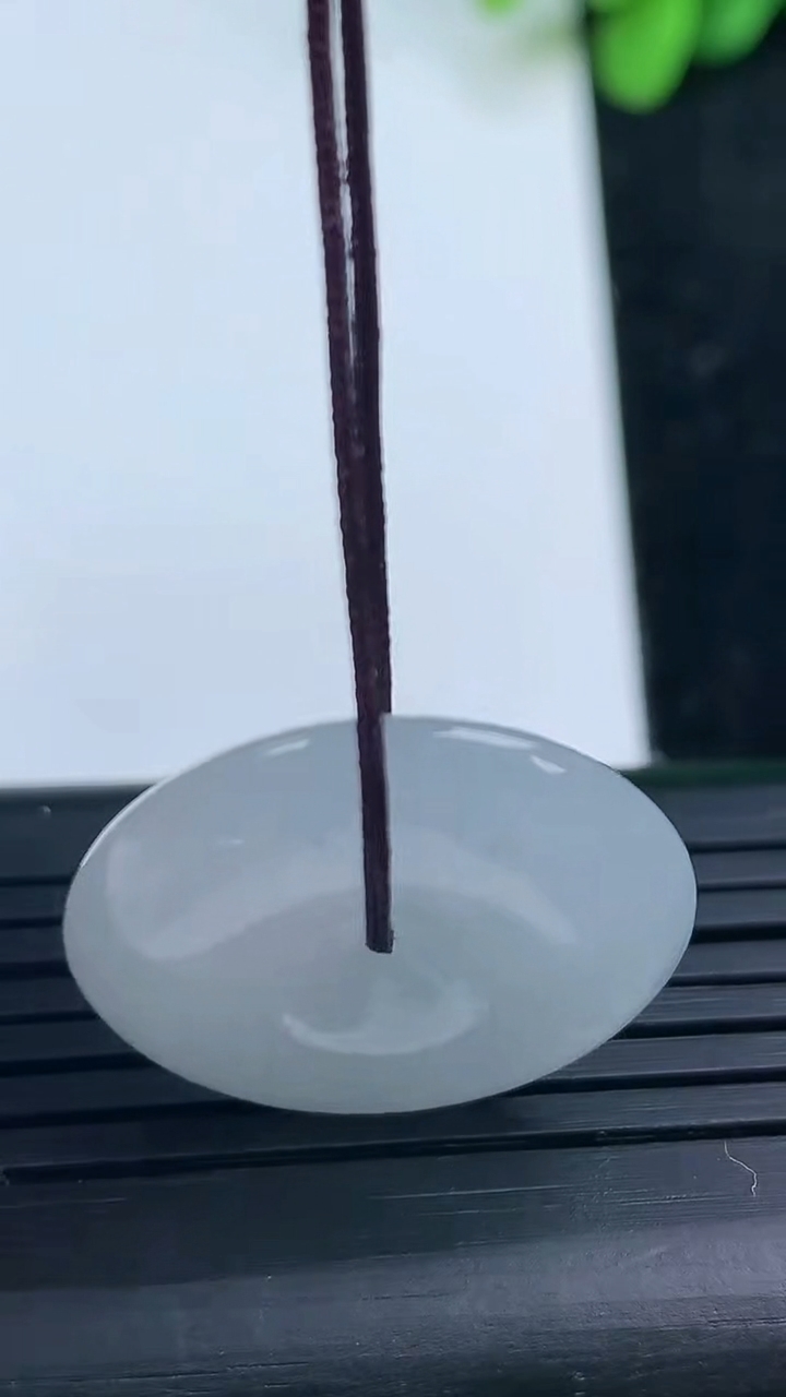 天然A货翡翠平安扣吊坠尺寸23.1-4.7重量:5.74g
3月14日