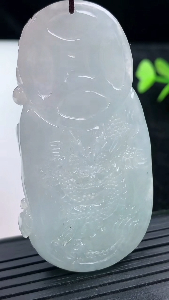 天然A货翡翠财神爷吊坠尺寸65.3-33.5-8.7重量:37.25g
3月14日