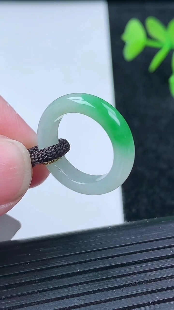 天然A货翡翠指环戒指尺寸14.5-4.4-3.2重量:2.51g2026年3月14日
工厂直销收藏佳品,种好水足，色泽均匀，有种有色，上手高大气！