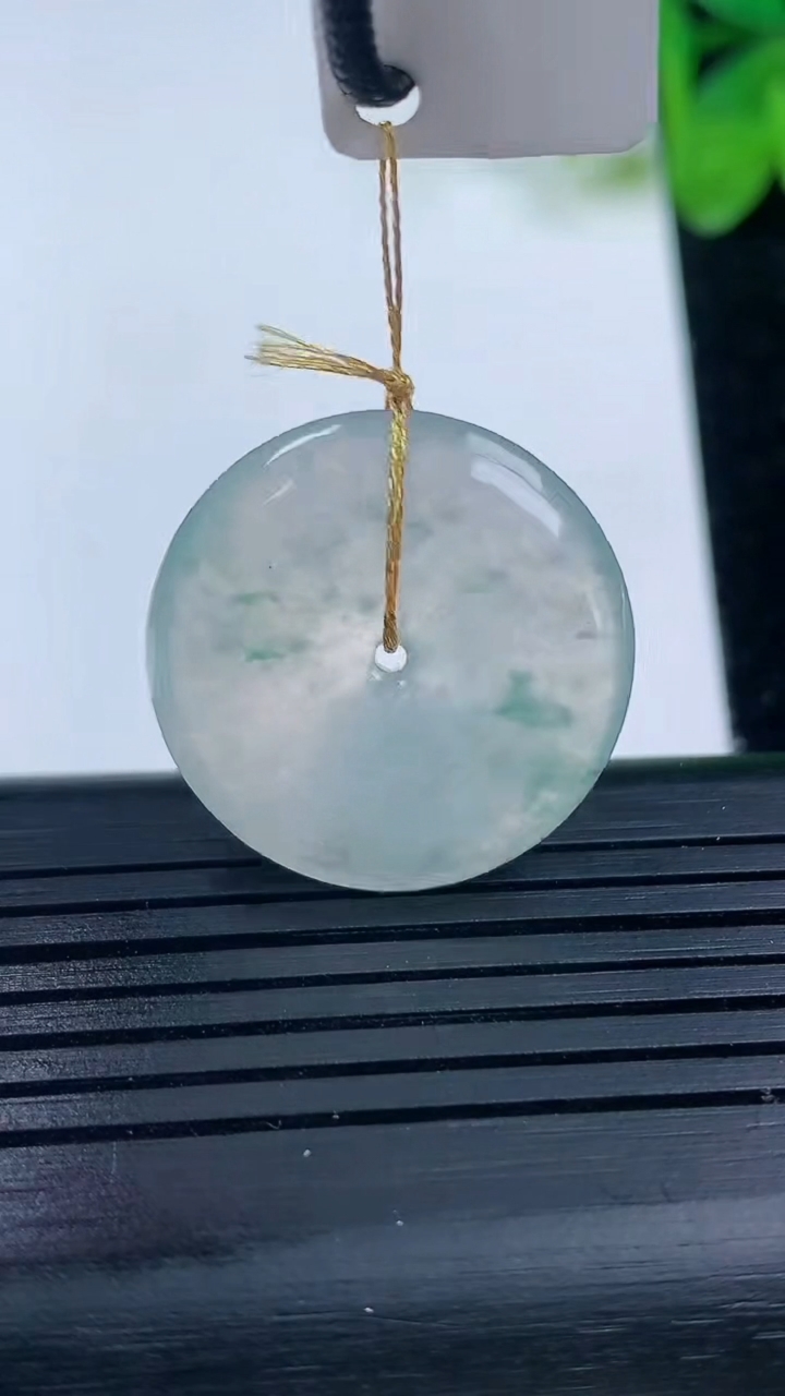 天然A货翡翠冰种飘花平安扣吊坠尺寸24.6-4.8重量:6.41g
3月14日