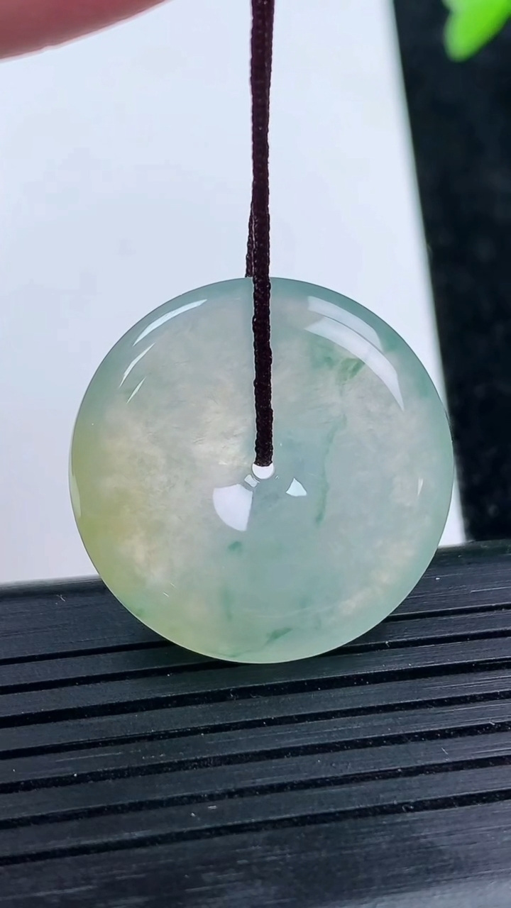 天然A货翡翠种飘花平安扣吊坠尺寸26.4-5.4重量:8.16g
3月14日