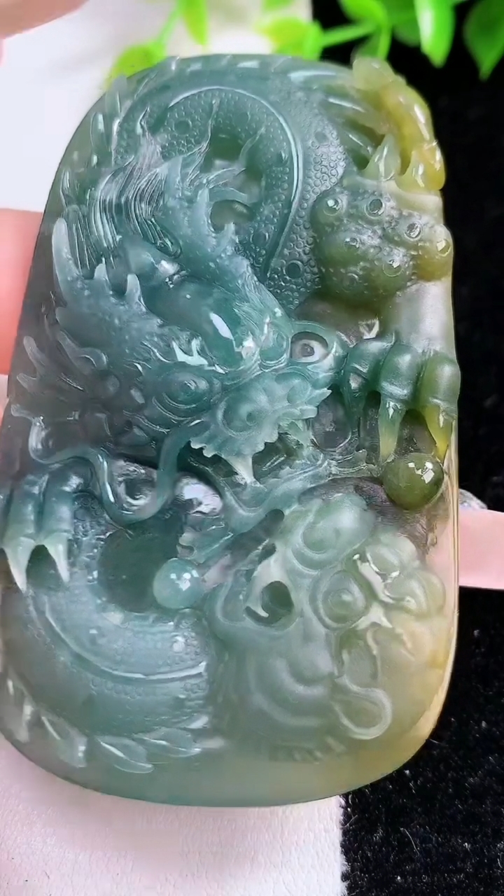 天然A货翡翠双彩龙牌吊坠，尺寸73.8-42.5-8.8，重:55.41g
3月14日