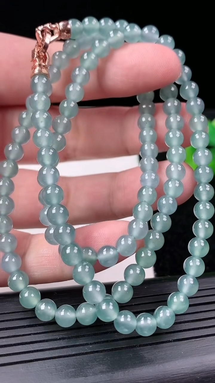 天然A货翡翠圆珠项链尺寸5.6-108颗重量:37.18g3月14日
工厂直销收藏佳品,种好水足，色泽均匀，有种有色，上手高大气！