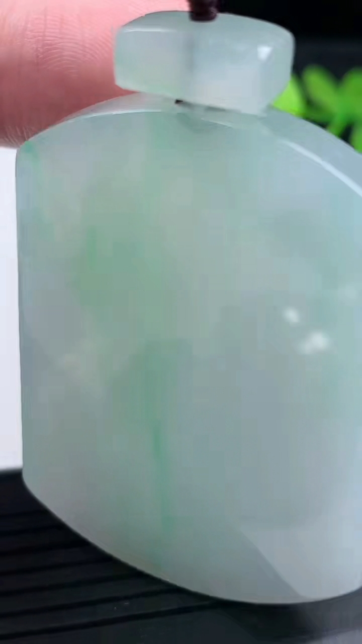 天然A货翡翠无事牌吊坠尺寸52.4-37.7-5.7重量:36.30g
3月14日