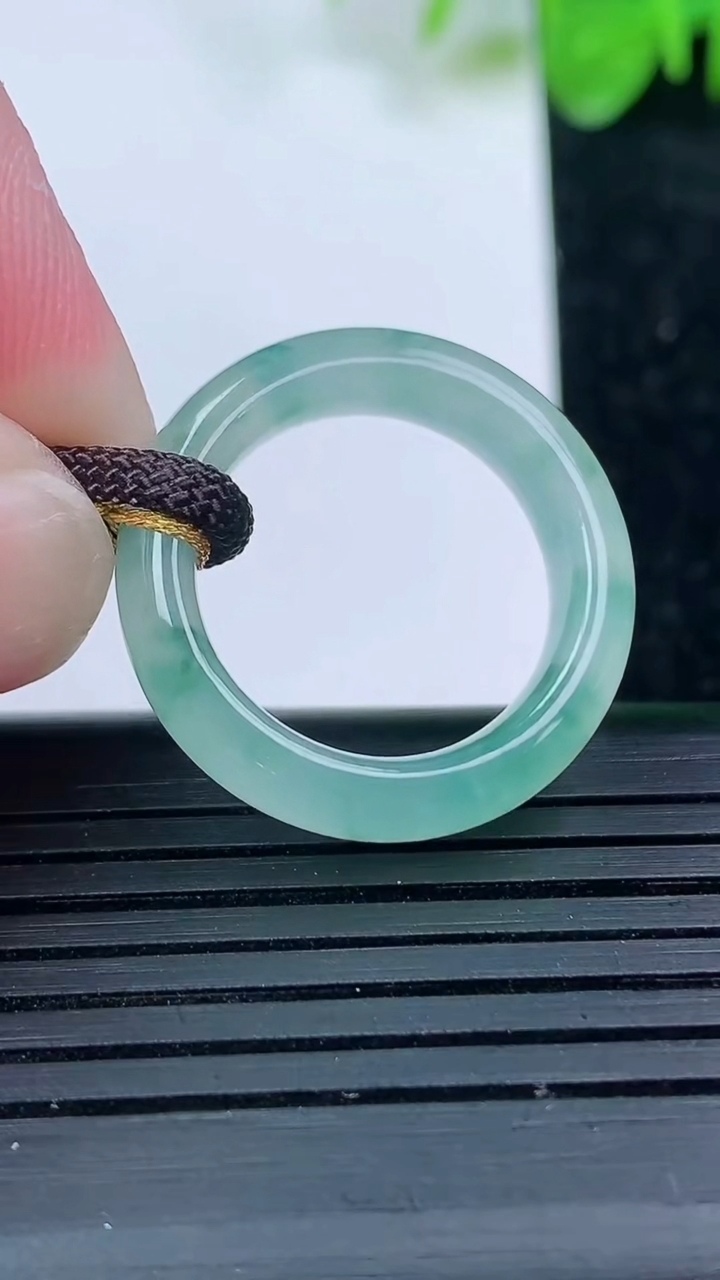 天然A货翡翠冰种飘指环戒指尺寸17.2-5.8-3.6重量:3.86g2026年3月14日
工厂直销收藏佳品,种好水足，色泽均匀，有种有色，上手高大气！