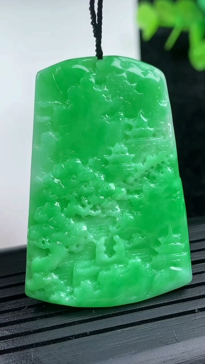 天然A货翡翠山水牌吊坠尺寸45.5-30.6-2.9重量:10.11g
3月14日