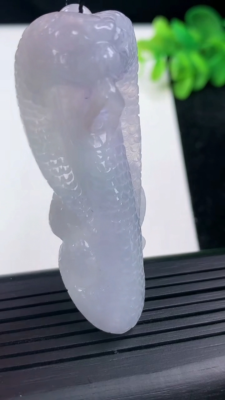 天然A货翡翠紫罗兰生肖蛇吊坠尺寸60.4-23.7-14.3重量:24.37g
3月14日