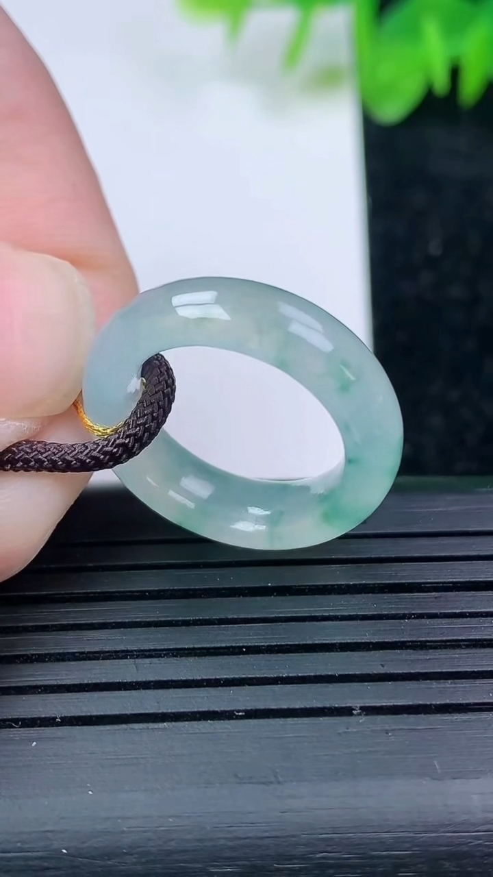 天然A货翡翠冰种飘花指环戒指尺寸16.1-5.7-3.7重量:3.74g2026年3月14日
工厂直销收藏佳品,种好水足，色泽均匀，有种有色，上手高大气！