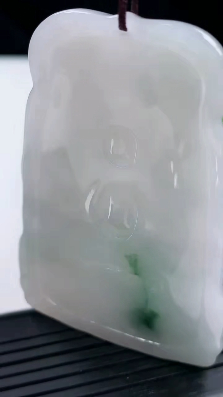 天然A货翡翠飘花千手观音吊坠尺寸64.3-42.3-5.3重量:34.02g
3月14日