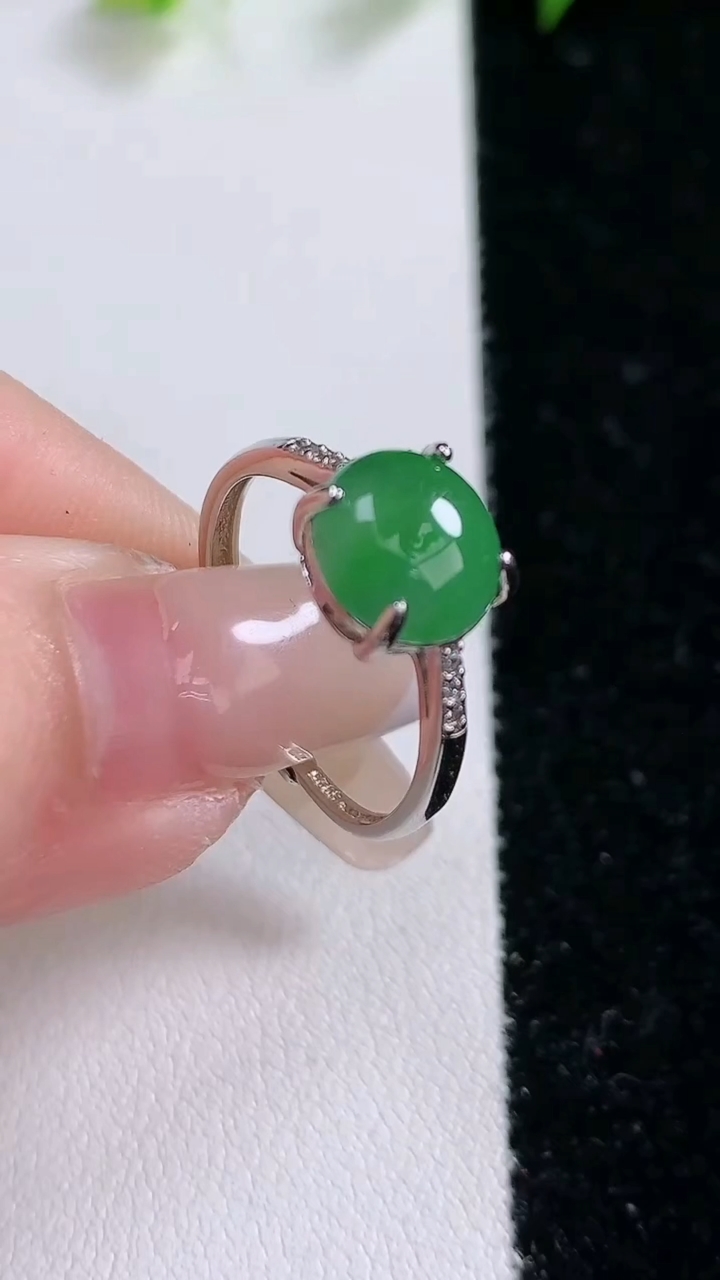 天然A货翡翠蛋面戒指，尺寸8.8-8.3，重:1.86g2026年3月14日
工厂直销收藏佳品,种好