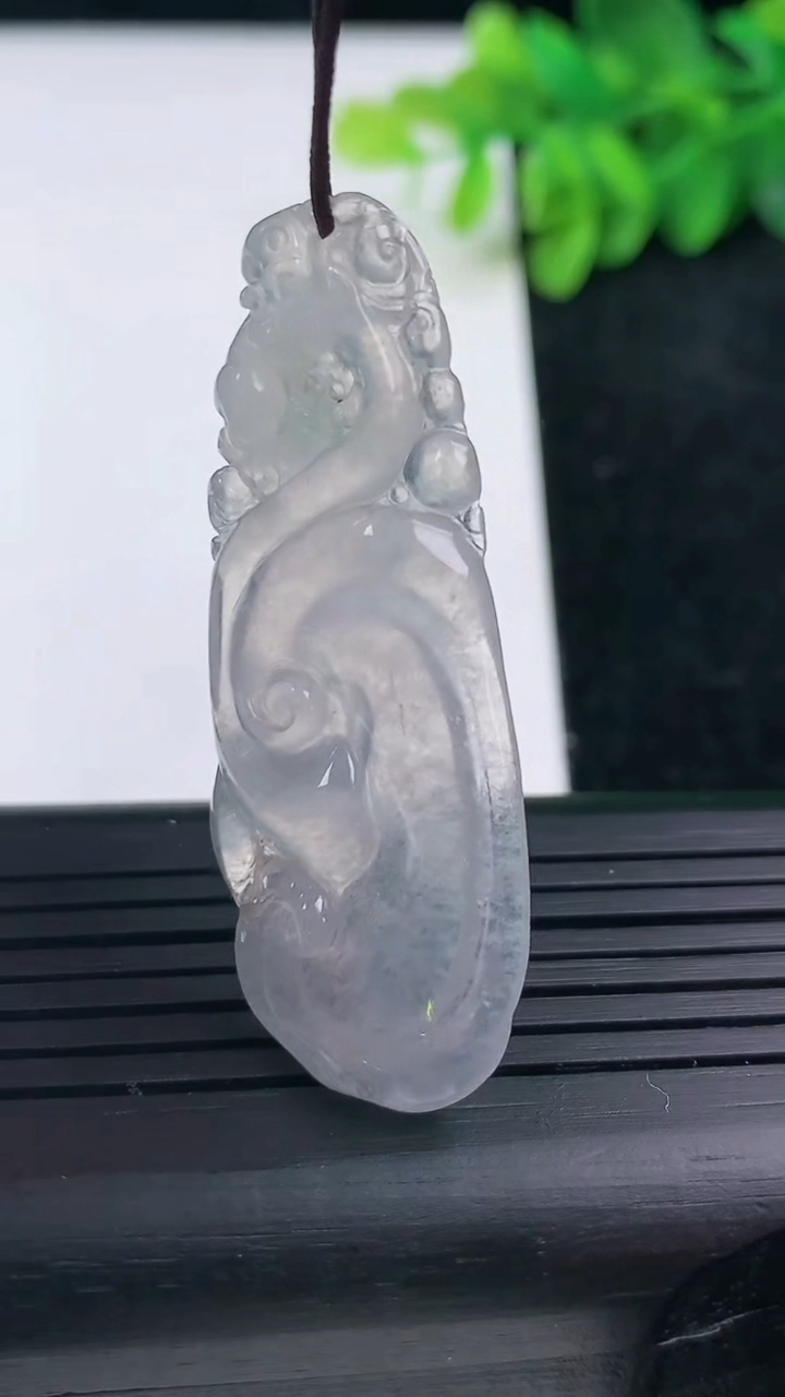 天然A货翡翠如意吊坠尺寸48.9-19.1-4.5重量:.7.49g
3月14日