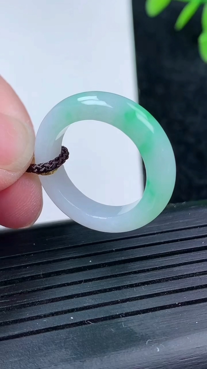 天然A货翡翠指环戒指尺寸17.1-4.8-3.6重量:3.68g2026年3月14日
工厂直销收藏佳