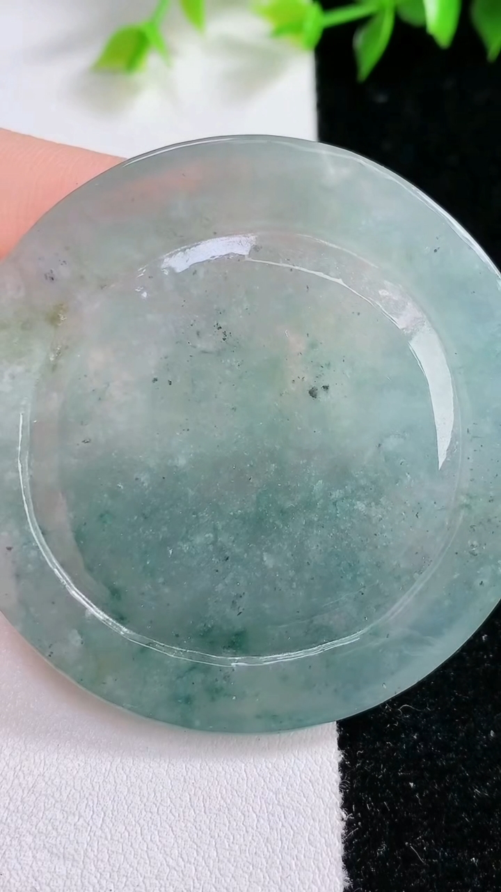 天然A货翡翠飘花大势至菩萨吊坠，尺寸55-6.2，重:37.20g
3月14日