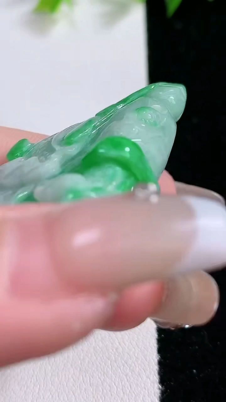 天然A货翡翠白菜吊坠，尺寸50.8-33.5-12.5，重:21.45g
3月14日