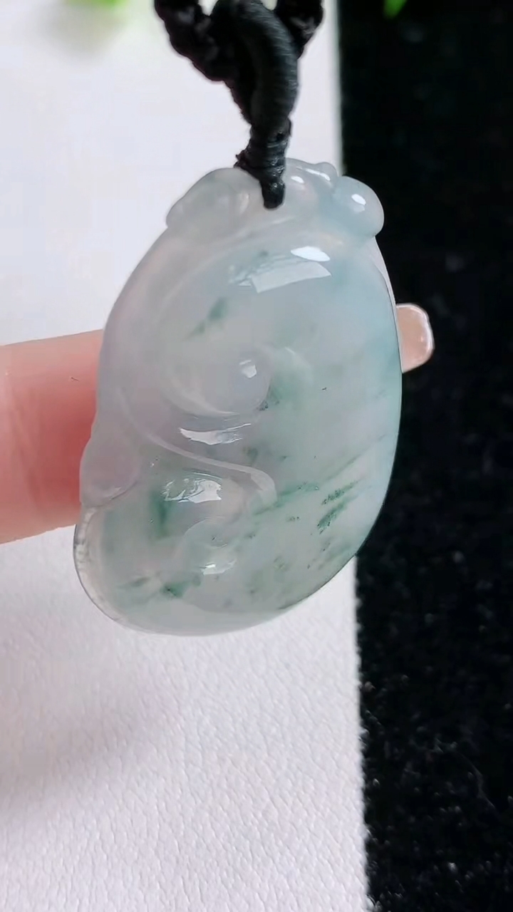 天然A货翡翠飘花如意吊坠，尺寸37.5-24-5.5，重:12.04g
3月14日